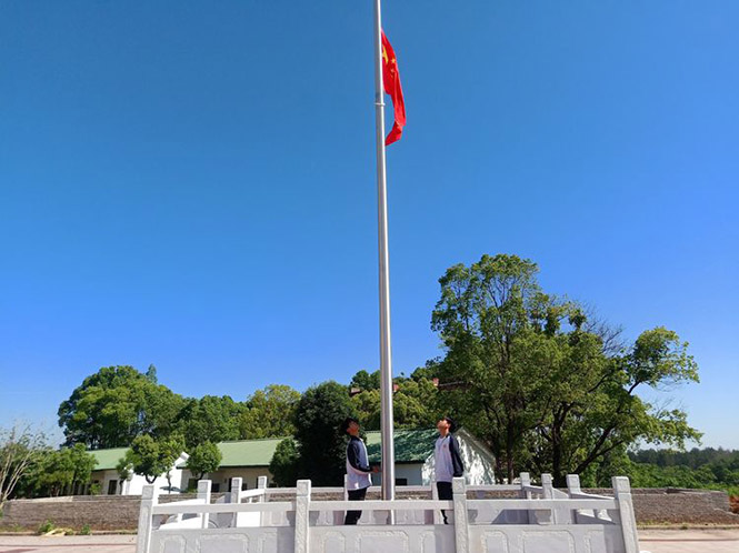 怀宁县中等专业学校举行返校复课后第一次升旗仪式