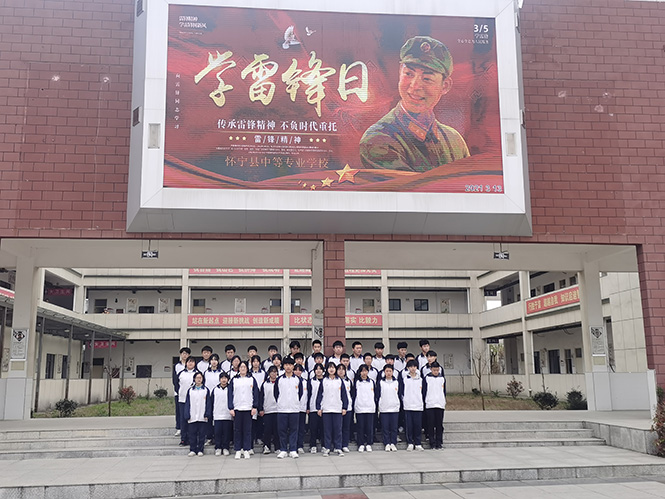 安庆市怀宁县中等专业学校举行“学雷锋”歌唱比赛和演讲比赛活动