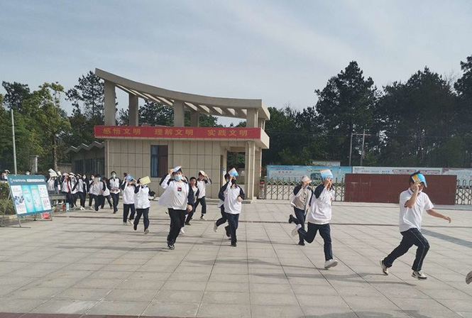 铭记历史，学会自救——怀宁县中等专业学校开展防震减灾应急演练