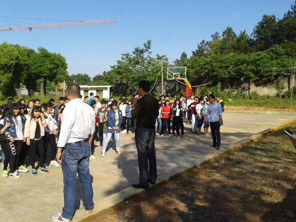 学校举行防震逃生演练活动