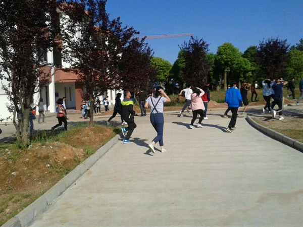 学校举行防震逃生演练活动