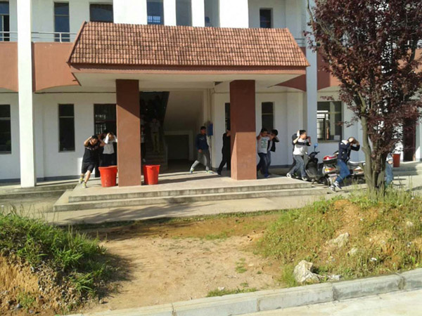 学校举行防震逃生演练活动