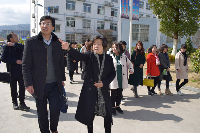 怀宁县中专学校女教师度过一个别样的“三八”妇女节