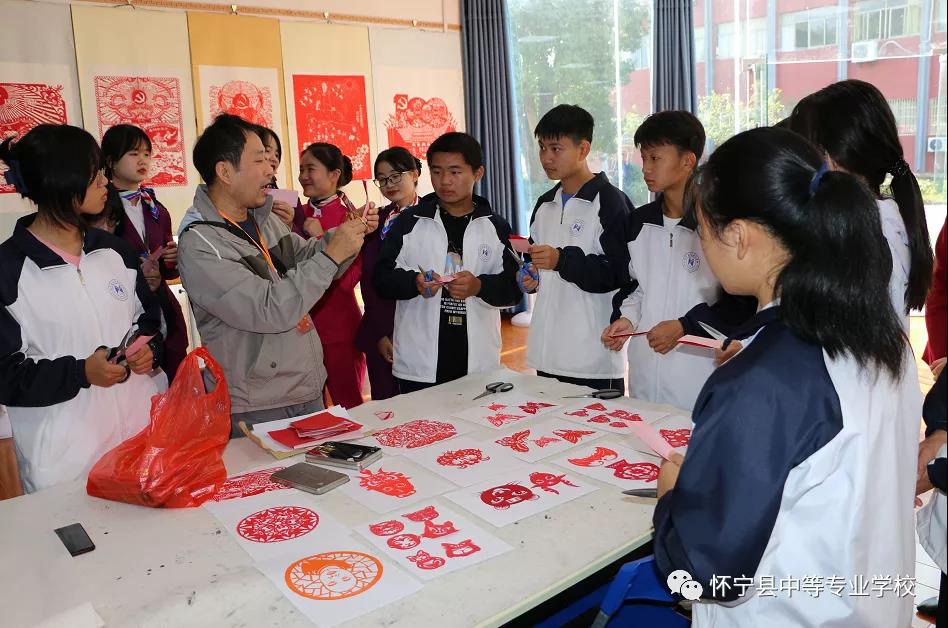 翰墨丹青颂 奋进新征程-----书画展走进怀宁县中等专业学校