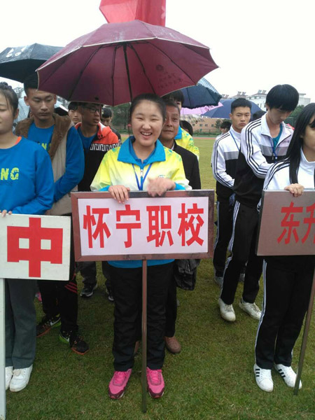 怀宁县职业技术学校学生参加全县中小学生秋季田径运动会