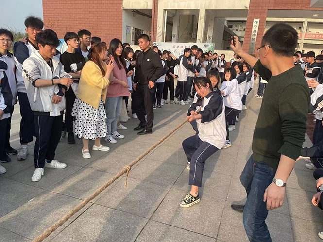凝心聚力展风采—安庆怀宁中专学校举行拔河比赛