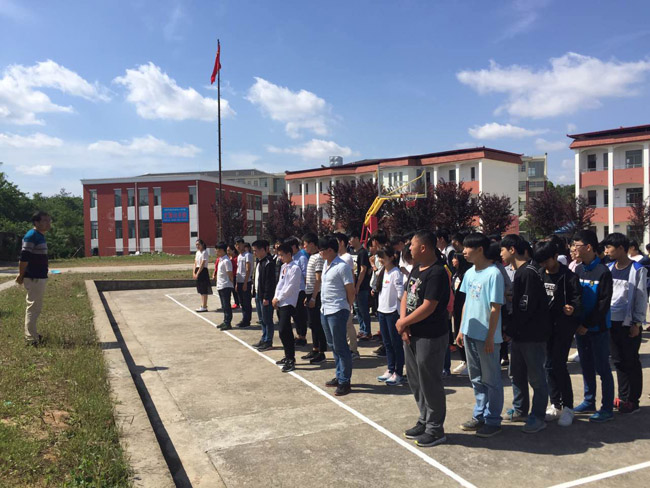 怀宁县职业技术学校举行地震逃生演练