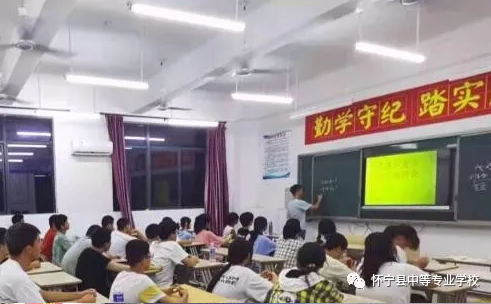 秋高气爽迎新生 昂首阔步新征程