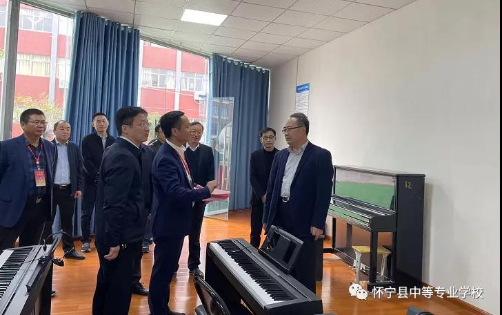 县委书记余学峰到中专学校视察调研