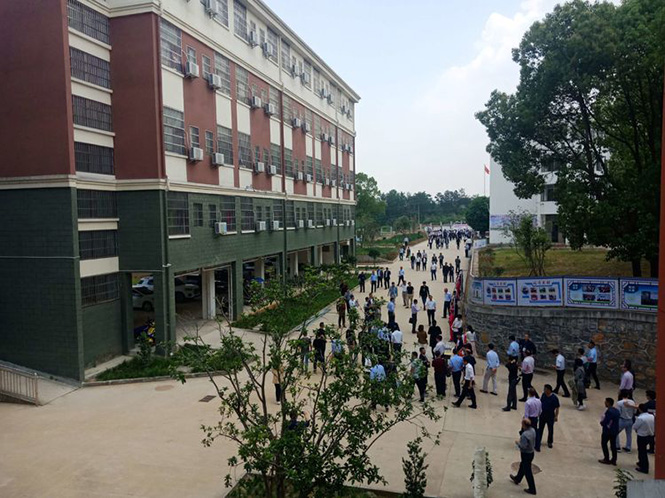 展示新形象 热情迎嘉宾 参加怀宁县职业教育活动周的代表参观中专学校