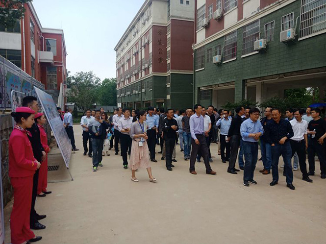 展示新形象 热情迎嘉宾 参加怀宁县职业教育活动周的代表参观中专学校