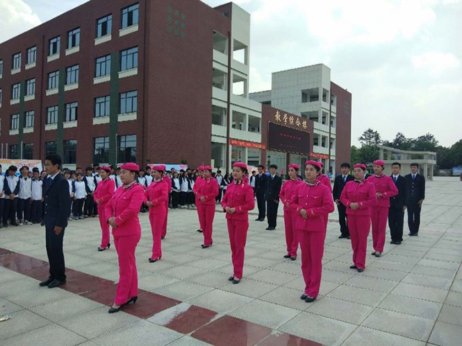 展示新形象 热情迎嘉宾 参加怀宁县职业教育活动周的代表参观中专学校