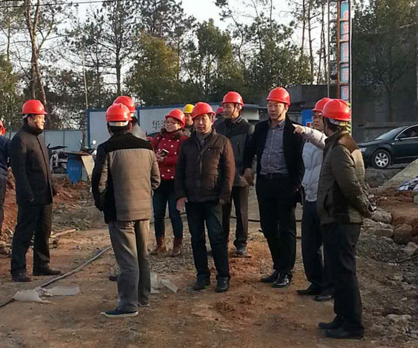 县发改委领导视察怀宁职校教学综合楼项目