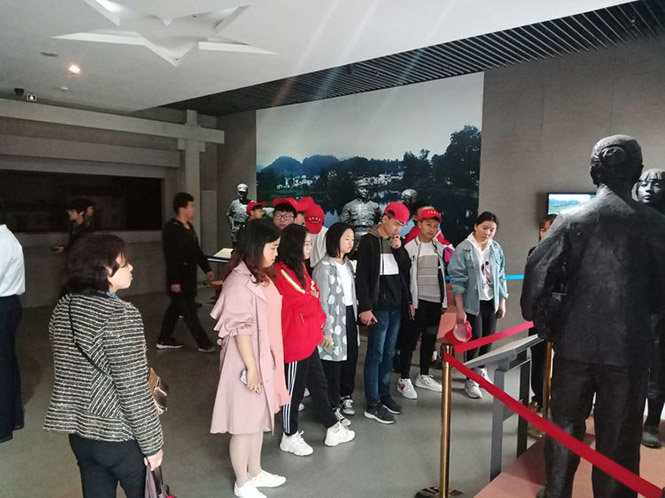 怀宁中专学校开展“同心同行，携手筑梦”寻梦徽州研学旅活动