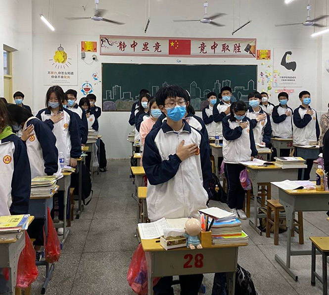 让歌声洋溢校园、在歌声中唱出青春的激情