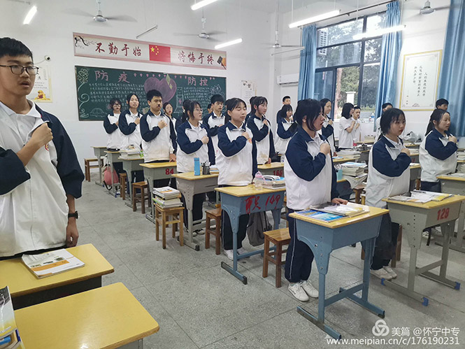 让歌声洋溢校园、在歌声中唱出青春的激情