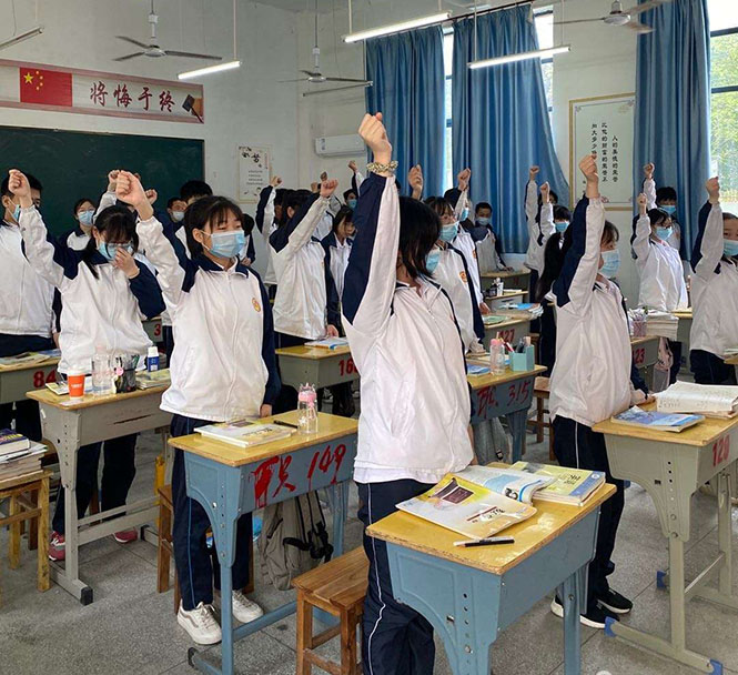 让歌声洋溢校园、在歌声中唱出青春的激情