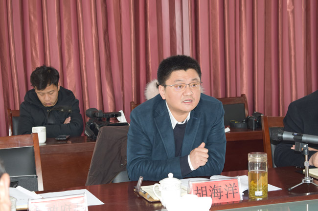 县长余学峰到怀宁县中专学校调研