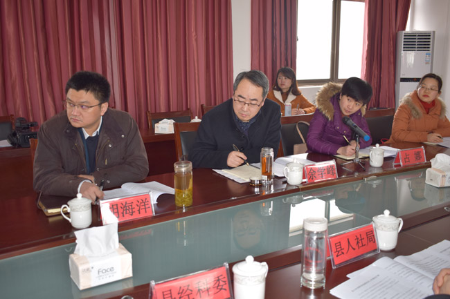 县长余学峰到怀宁县中专学校调研