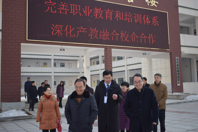 县长余学峰到怀宁县中专学校调研