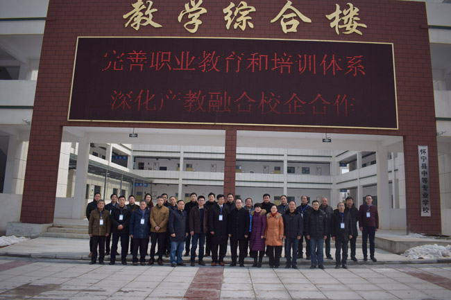 县长余学峰到怀宁县中专学校调研