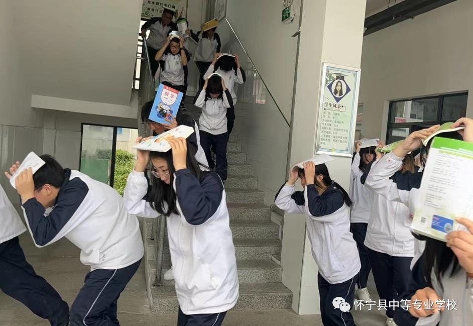 怀宁县中等专业学校开展地震安全演练及安全知识讲座