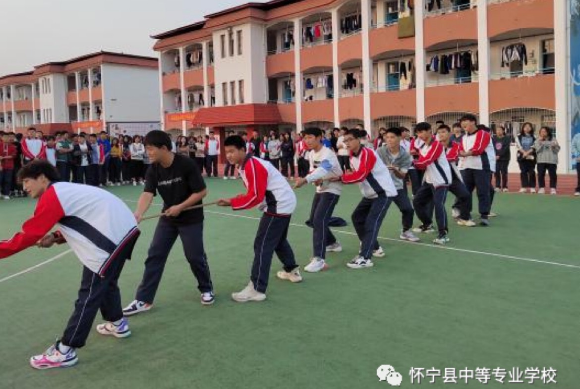 校园是哺育我们成长宁静的港湾，然而班级就是我们乘搭的一艘艘航船，在浩瀚的大海中，带领我们乘风破浪，我们带着全新的梦想，踏上全新的旅程。今天让我们一同走进高一14班，感受45个有趣灵魂的碰撞，共同见证、学习他们的风采。