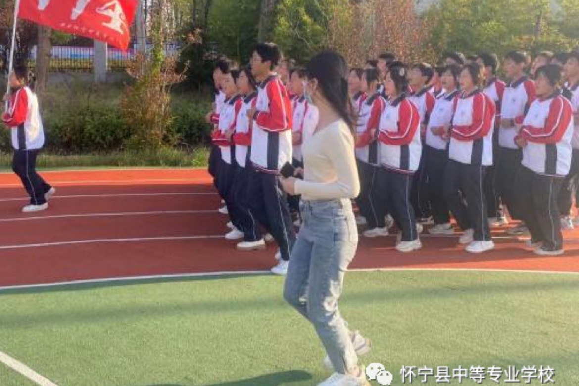 校园是哺育我们成长宁静的港湾，然而班级就是我们乘搭的一艘艘航船，在浩瀚的大海中，带领我们乘风破浪，我们带着全新的梦想，踏上全新的旅程。今天让我们一同走进高一14班，感受45个有趣灵魂的碰撞，共同见证、学习他们的风采。