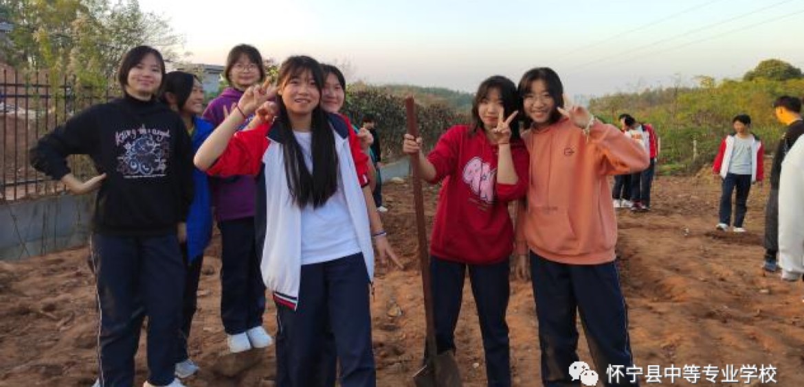 校园是哺育我们成长宁静的港湾，然而班级就是我们乘搭的一艘艘航船，在浩瀚的大海中，带领我们乘风破浪，我们带着全新的梦想，踏上全新的旅程。今天让我们一同走进高一14班，感受45个有趣灵魂的碰撞，共同见证、学习他们的风采。