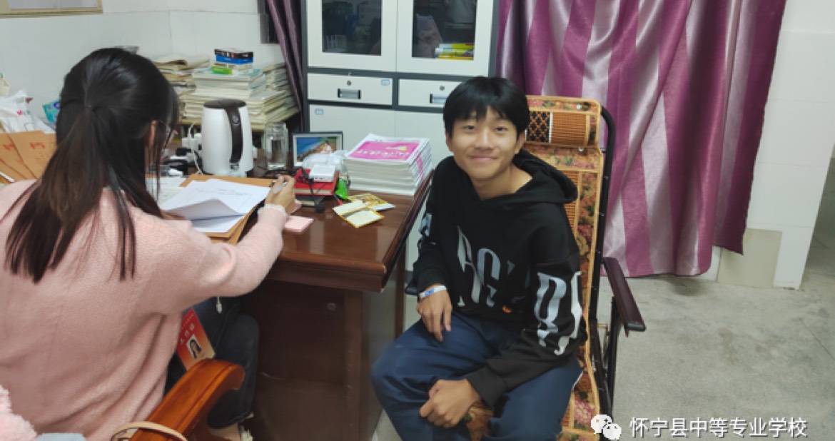 校园是哺育我们成长宁静的港湾，然而班级就是我们乘搭的一艘艘航船，在浩瀚的大海中，带领我们乘风破浪，我们带着全新的梦想，踏上全新的旅程。今天让我们一同走进高一14班，感受45个有趣灵魂的碰撞，共同见证、学习他们的风采。