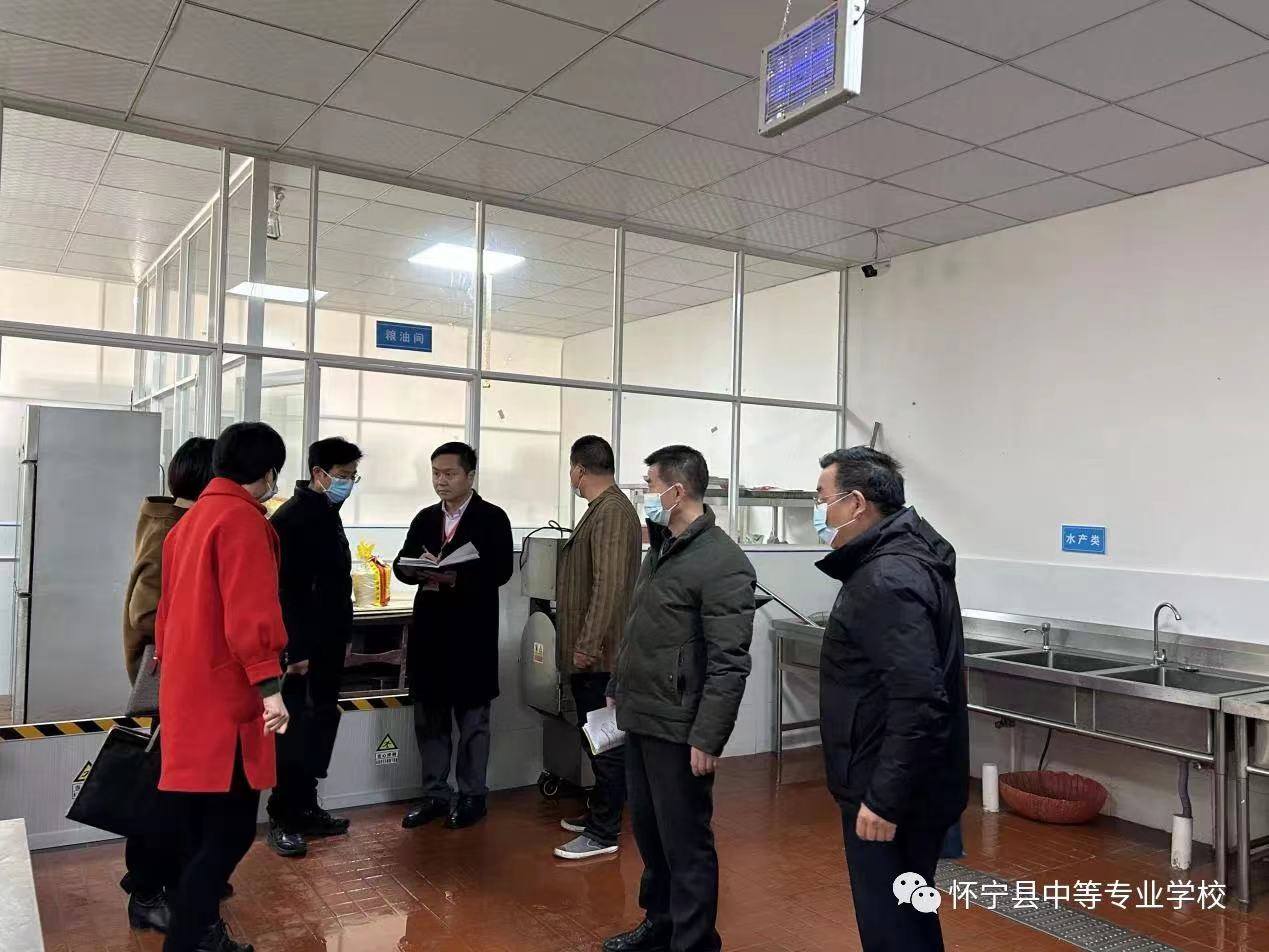 安全保障到“食”处--怀宁县副县长丁霞光一行到校检查指导食堂工作