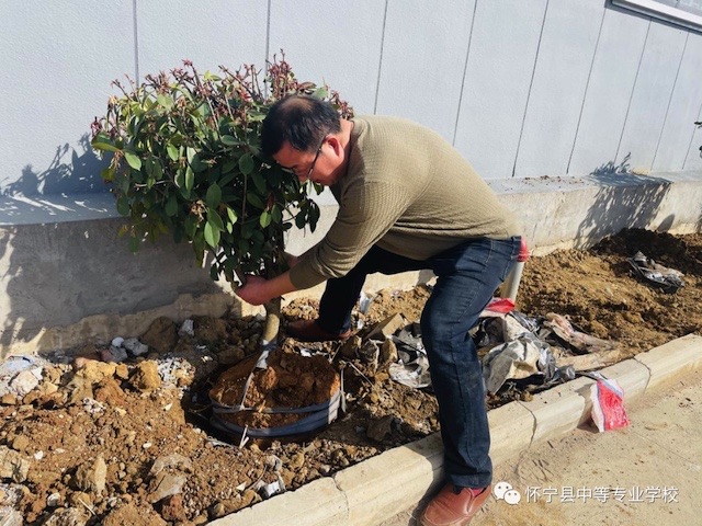 齐心添绿，关爱自然——怀宁县中等专业学校开展植树节主题活动