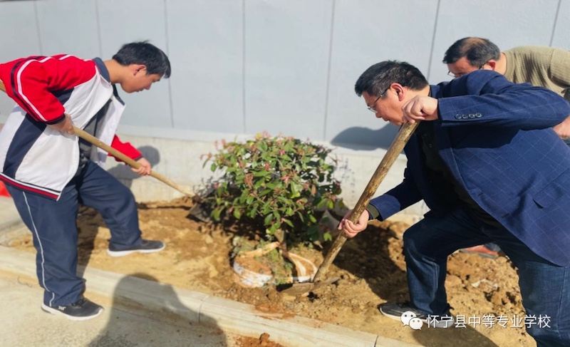 齐心添绿，关爱自然——怀宁县中等专业学校开展植树节主题活动