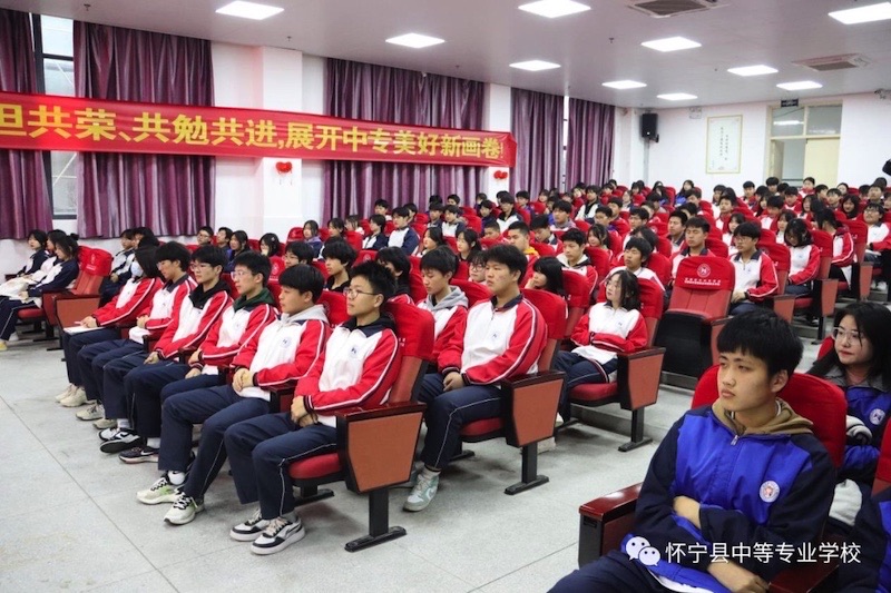 华彩文学，执笔青春——怀宁县中等专业学校举办“火红的六月”文学社成立大会