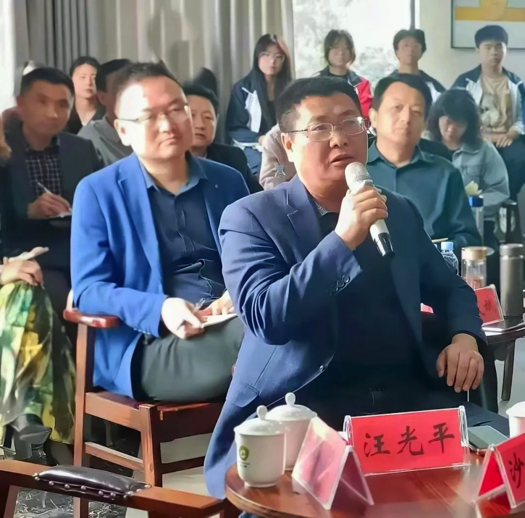 我校“火红的六月”文学社参加“当代中国诗歌中的情感文化”交流座谈会
