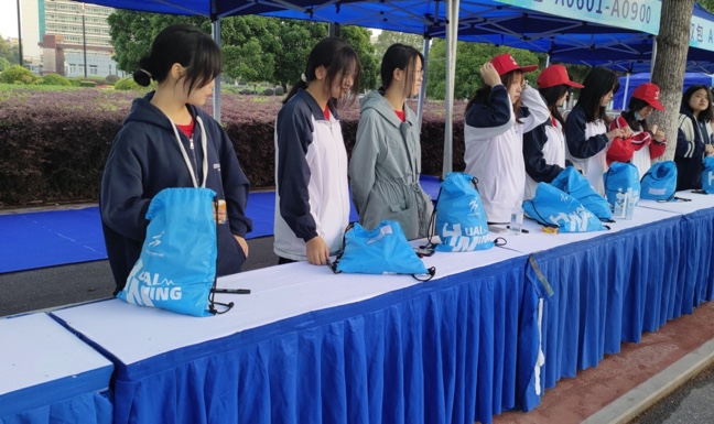 以梦为马，激情满“怀”——怀宁县中等专业学校助力蓝莓之乡半程马拉松