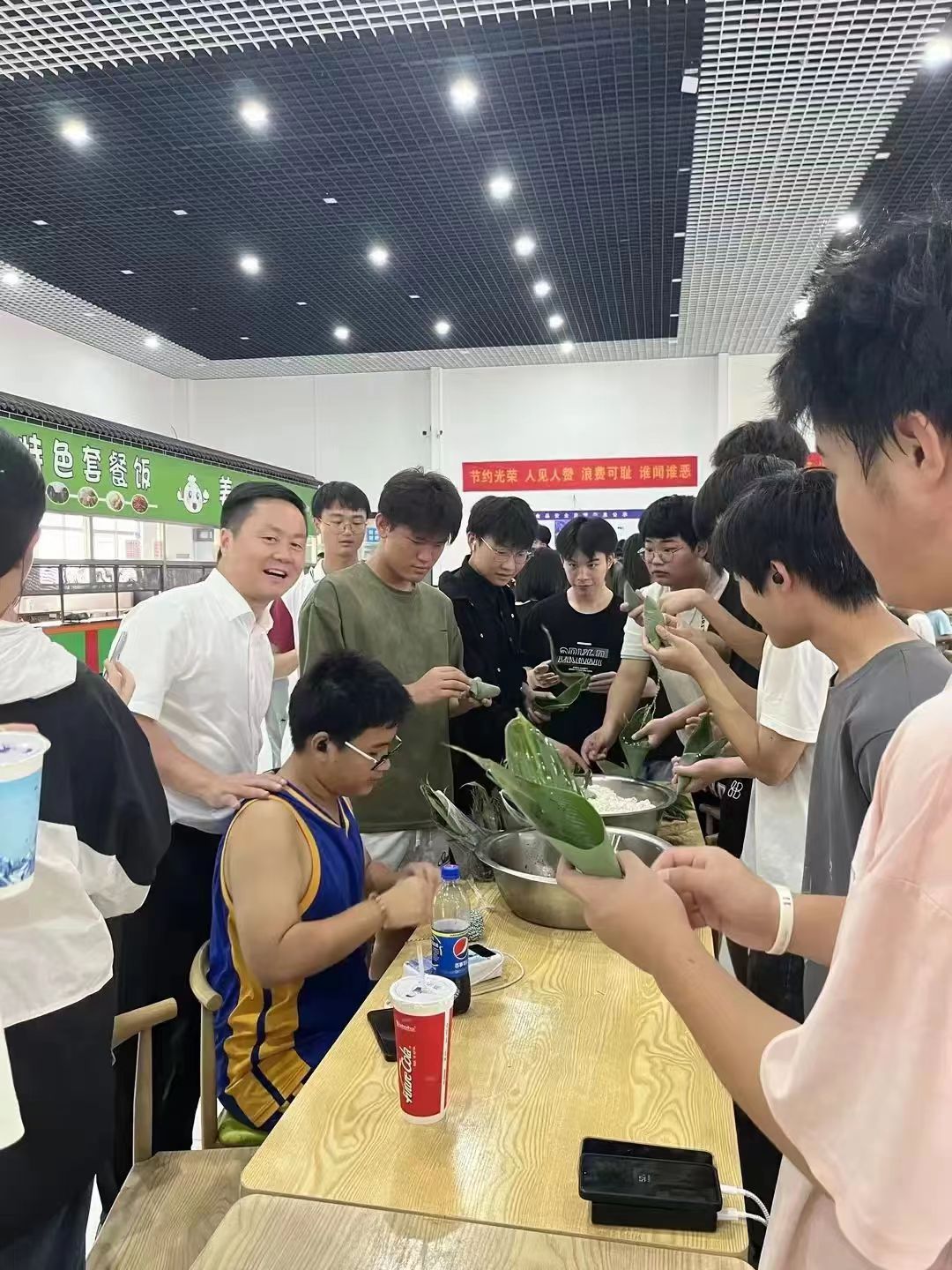 粽叶飘香,共庆端午--怀宁县中等专业组织开展端午包粽子活动