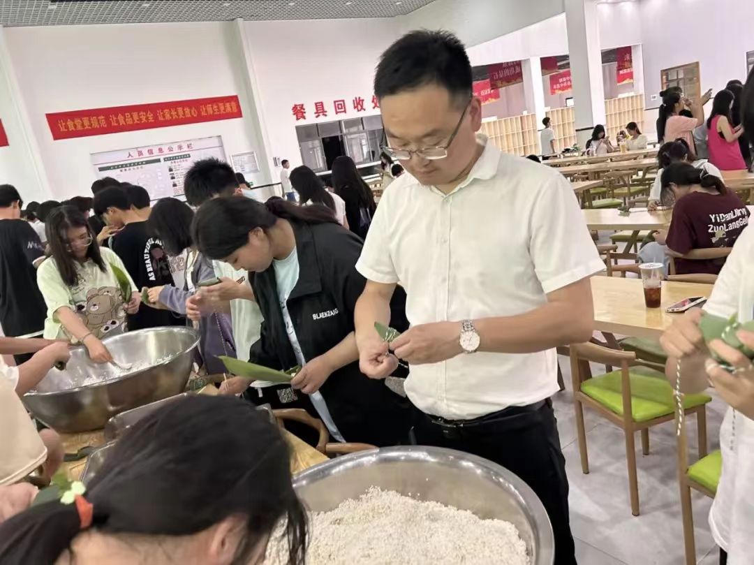 粽叶飘香,共庆端午--怀宁县中等专业组织开展端午包粽子活动