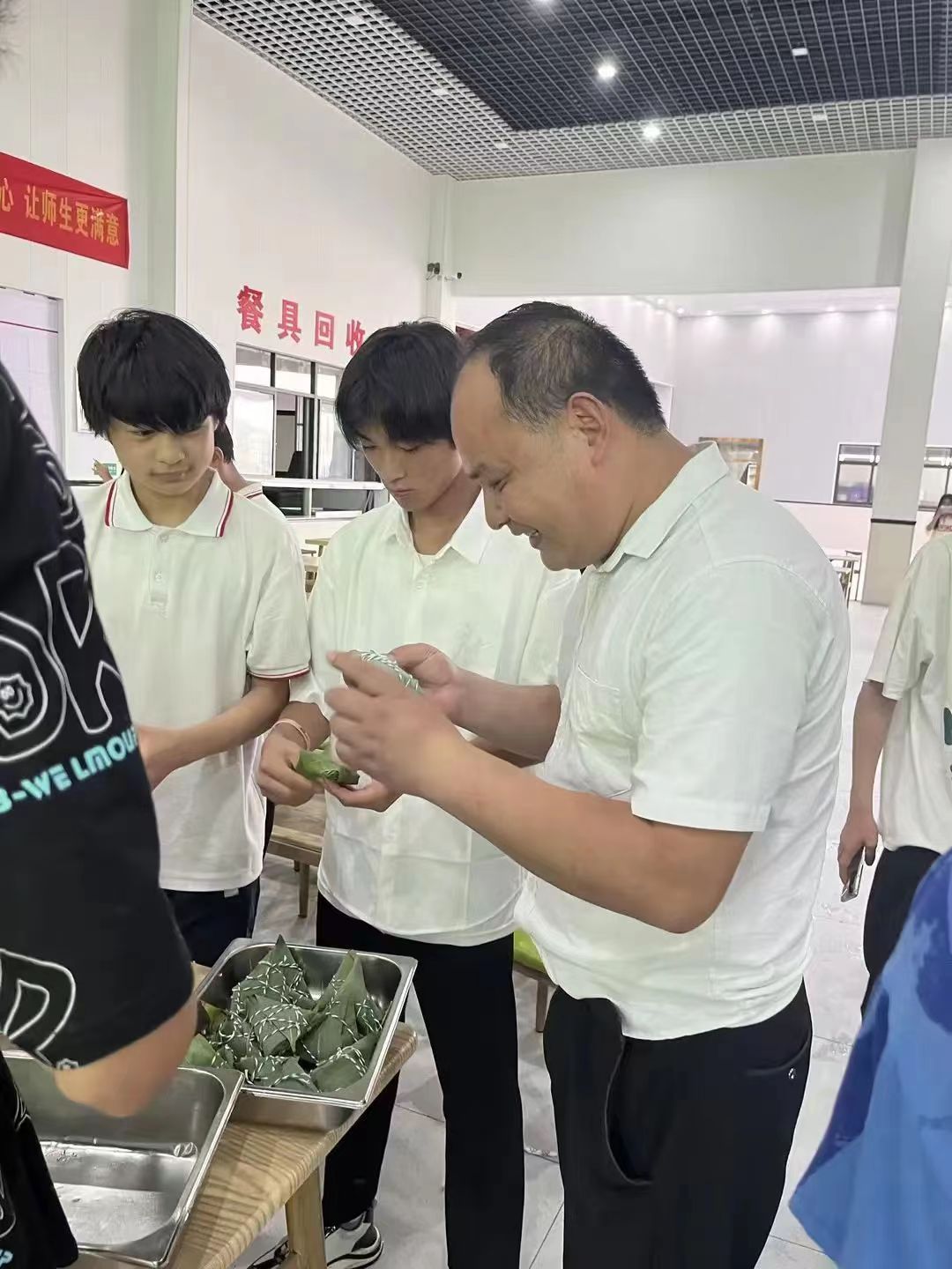 粽叶飘香,共庆端午--怀宁县中等专业组织开展端午包粽子活动