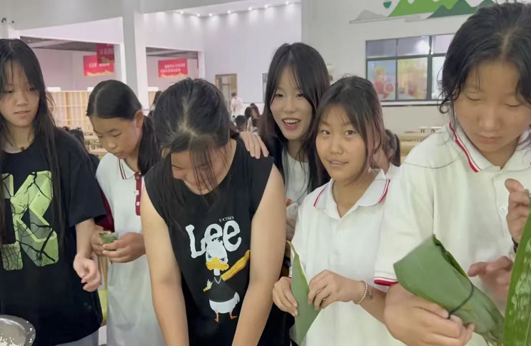 粽叶飘香,共庆端午--怀宁县中等专业组织开展端午包粽子活动
