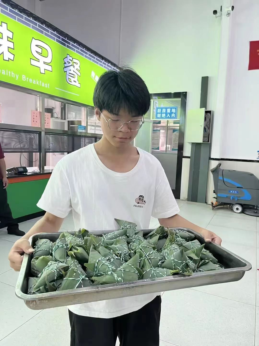 粽叶飘香,共庆端午--怀宁县中等专业组织开展端午包粽子活动