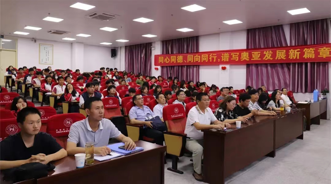 诗歌文学 | 著名诗人熊焱亲临怀宁中专开展诗歌讲座