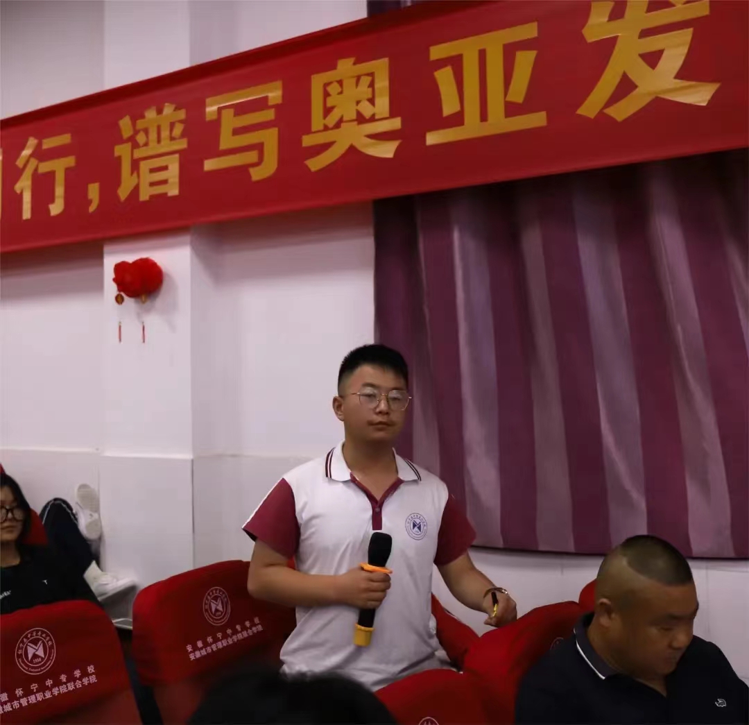 诗歌文学 | 著名诗人熊焱亲临怀宁中专开展诗歌讲座