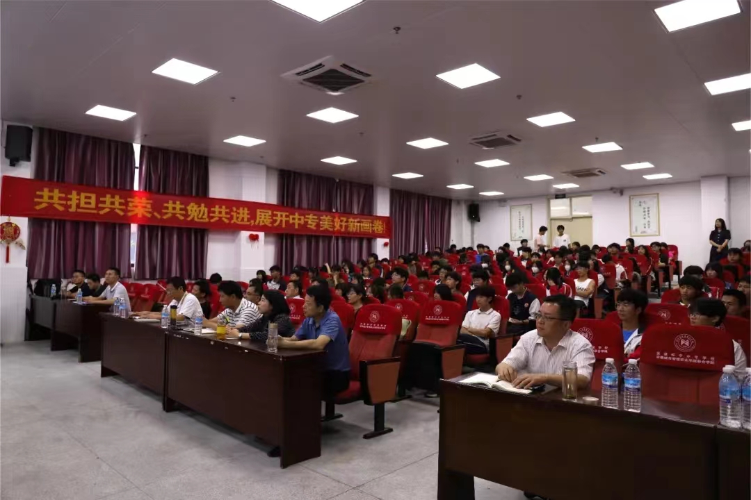 诗歌文学 | 与著名诗人何冰凌一起发现诗的秘密