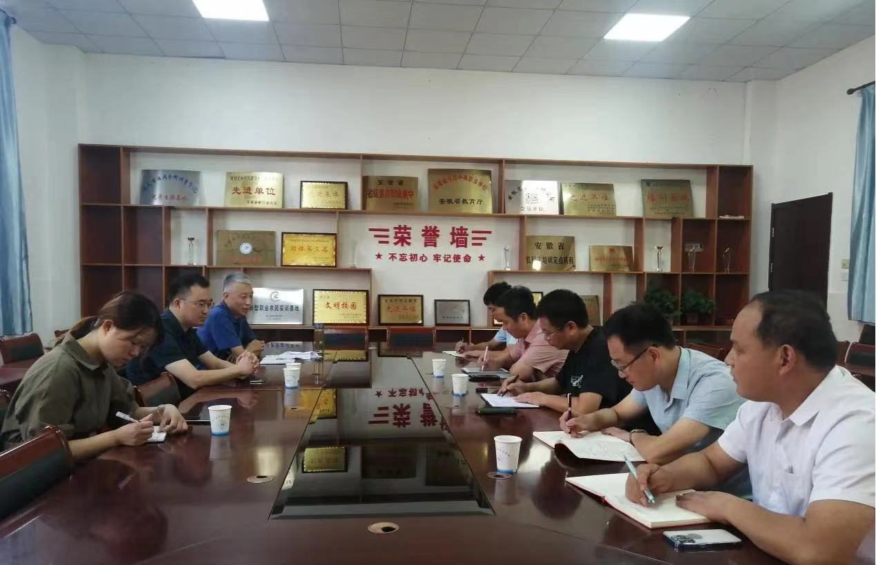 县教育局党委书记、局长陈小明来怀宁中专检查指导开学工作