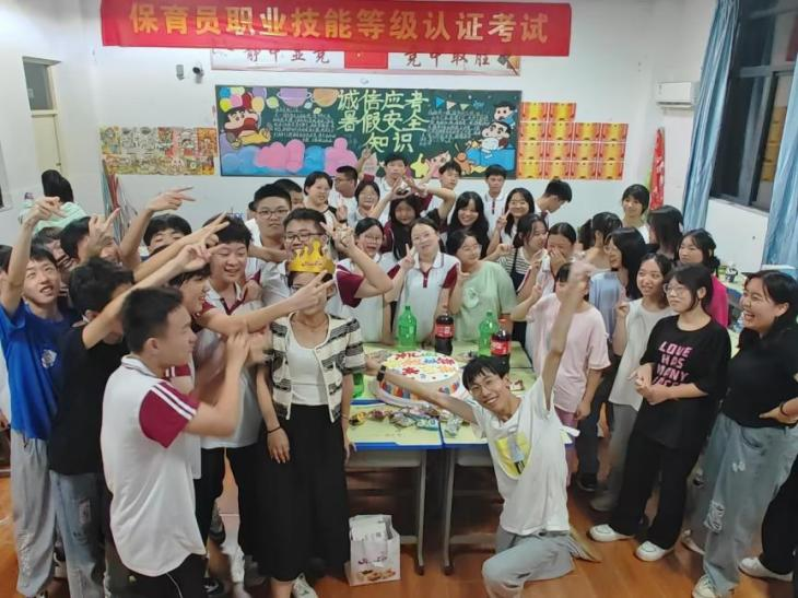 以生日之名，篆刻青春美好——怀宁中专新生生日会