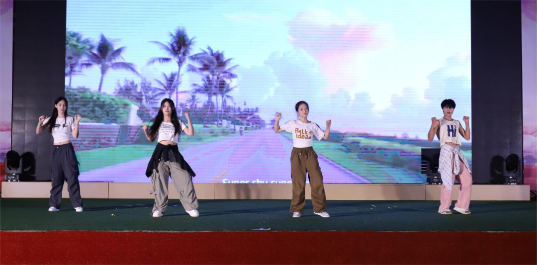 青春筑梦，强国有我——怀宁中等专业学校成功举办迎新生、庆国庆、度中秋文艺晚会暨省级、市县级大赛颁奖典礼