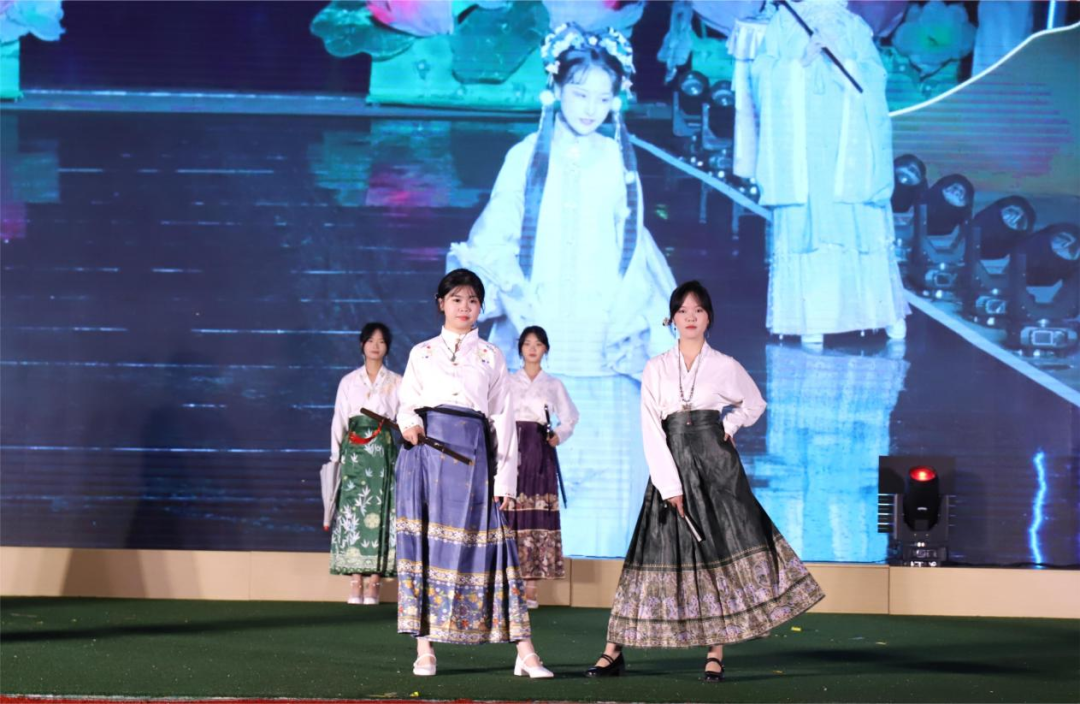 青春筑梦，强国有我——怀宁中等专业学校成功举办迎新生、庆国庆、度中秋文艺晚会暨省级、市县级大赛颁奖典礼