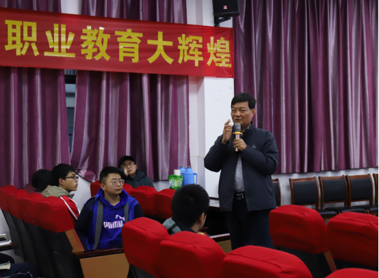 点亮青春之光 照亮奋斗之路——怀宁县中等专业学校开展“青少年的精气神”文学讲座