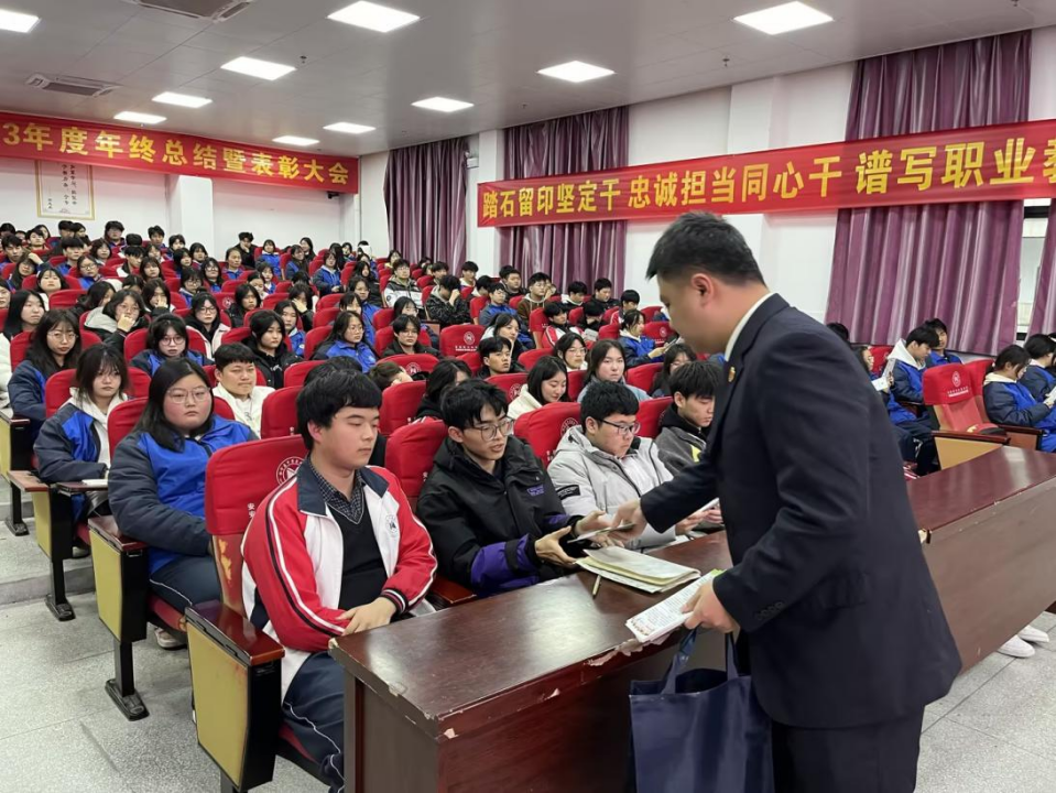 “典”亮青春 护航成长   ——怀宁县中等专业学校开展开学第一课《民法典》知识讲座